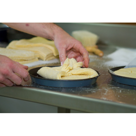 Démonstration de fabrication du kouign amann breton à la Biscuiterie de Fort-Bloqué à Ploemeur (Morbihan)