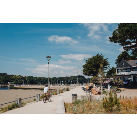 Balade à vélo en bord de mer à Guidel Plages, près du port de plaisance (Morbihan) - ©Le Ciré Jaune - LBST