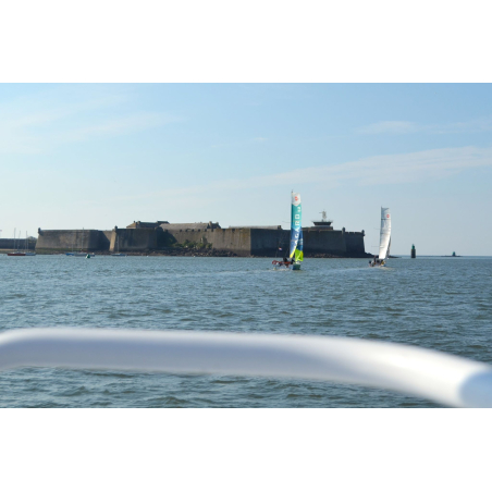 Bateaux de course sur la rade de Lorient avec la Citadelle de Port-Louis (Morbihan) - ©A. Marcos - LBST