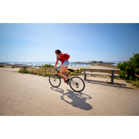 Vélo sur la voie verte à Fort-Bloqué, le long de la route des plages à Ploemeur (Morbihan) - ©Emmanuel Lemée - LBST