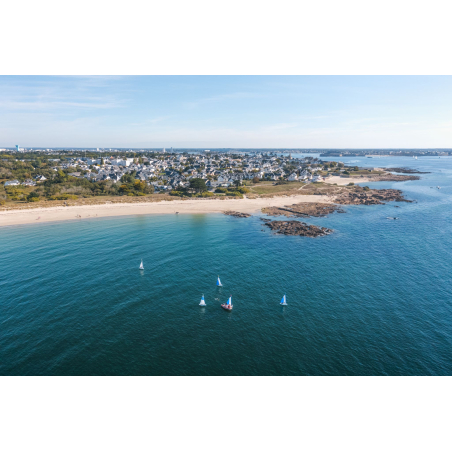 Vue aérienne de la plage de Kerguélen et des cours de voile à Larmor-Plage (Morbihan) - ©Thibault Poriel - LBST