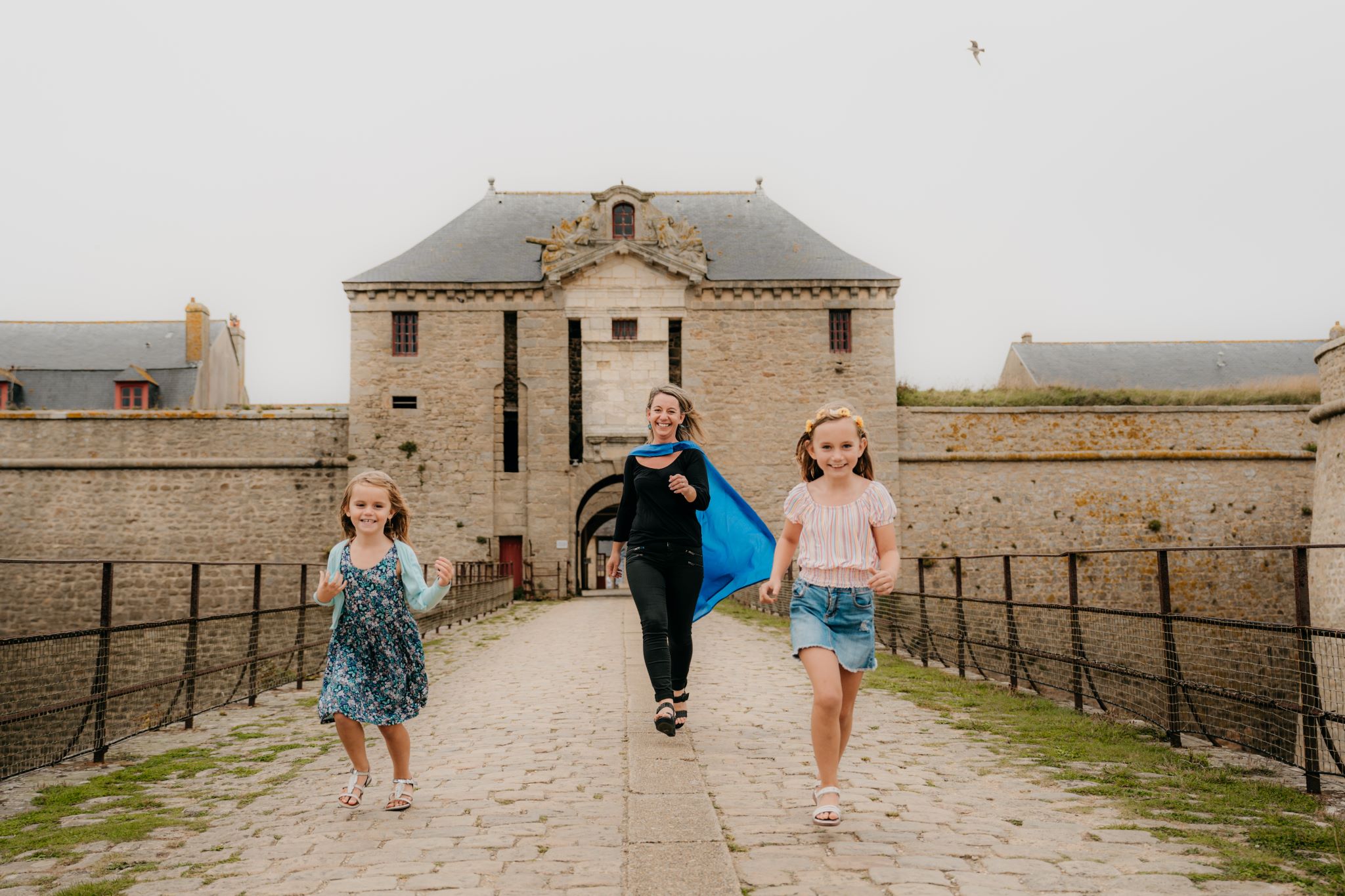 Maman et ses filles à la  Citadelle de Port-Louis (Morbihan) - ©Tony Esnault - LBST