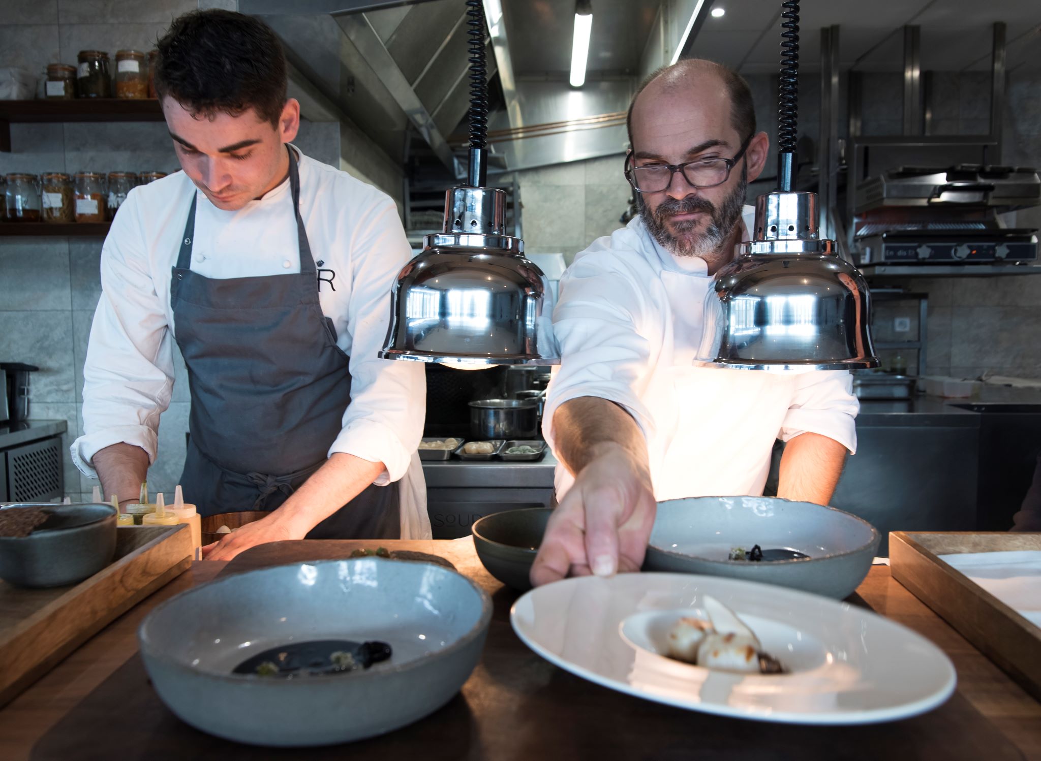 Chefs dans la cuisine du restaurant Sources à Lorient (Morbihan) - ©Yohann Hamonic - LBST