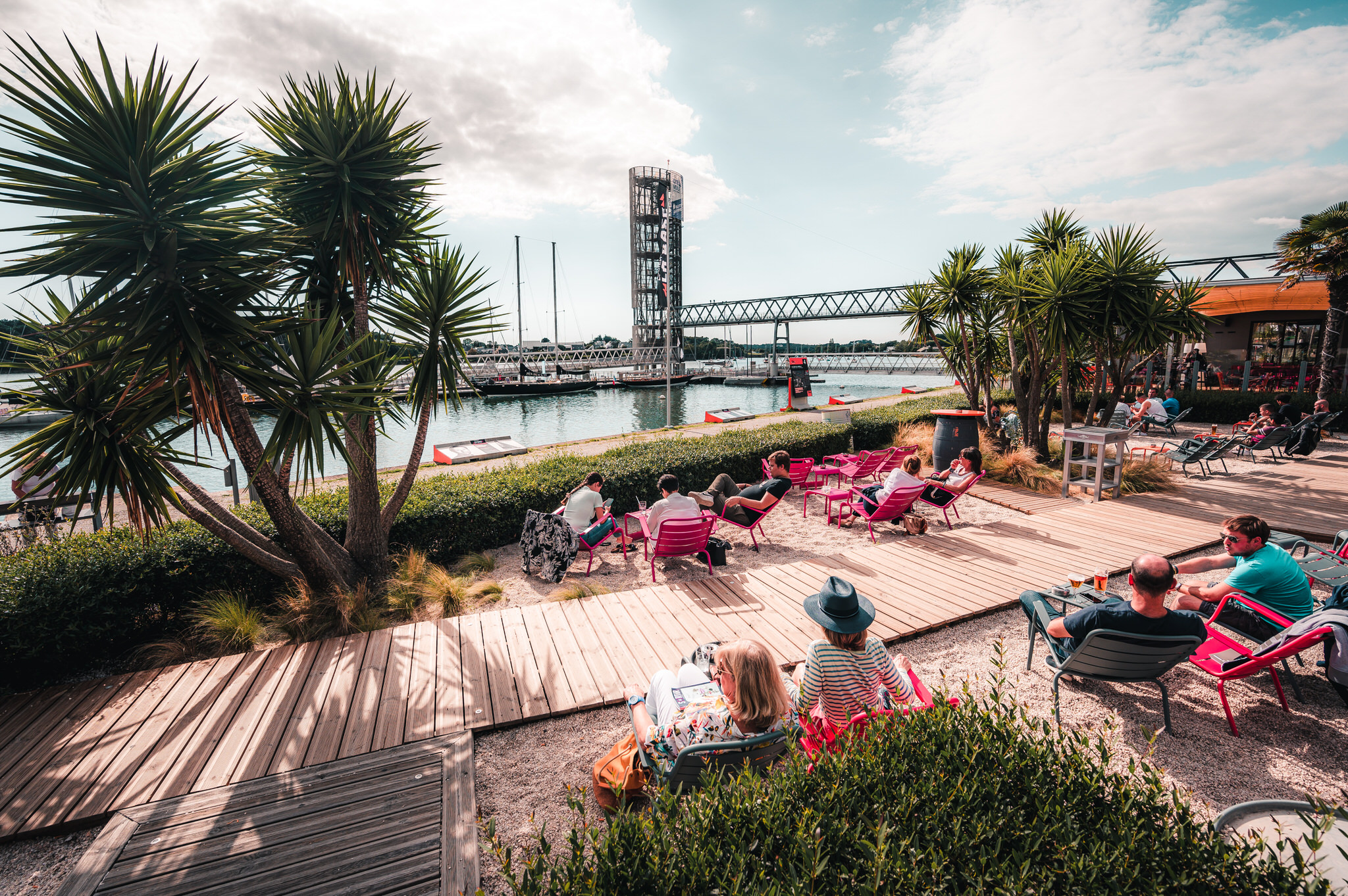 Terrasse de bar à Lorient La Base (Morbihan) - ©Lezbroz - LBST