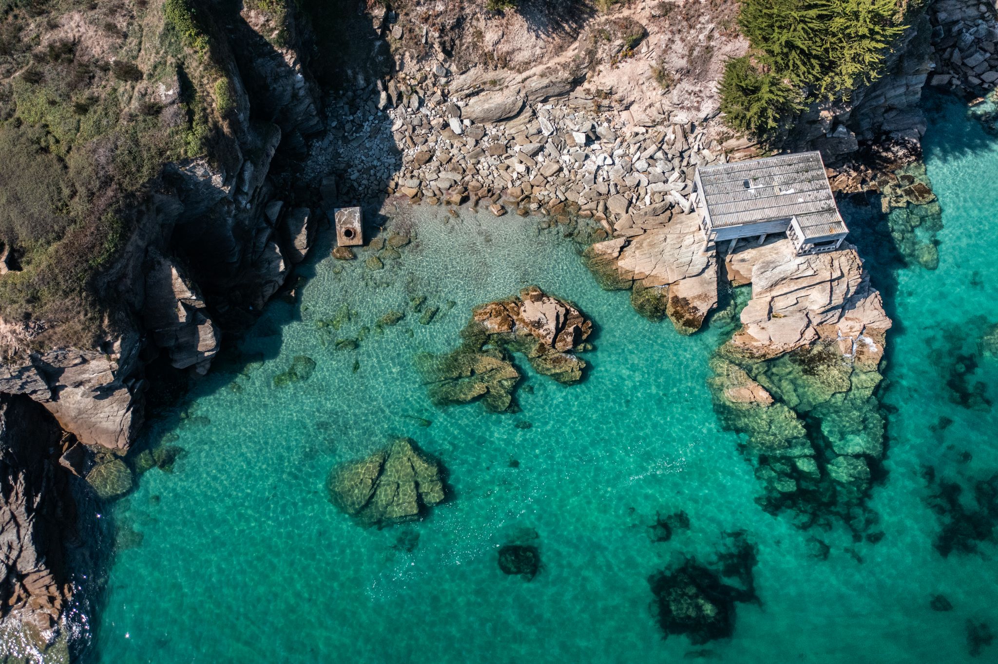 Vue aérienne des eaux cristalines des plages et criques de l'île de Groix (Morbihan) - ©Thibault Poriel - LBST