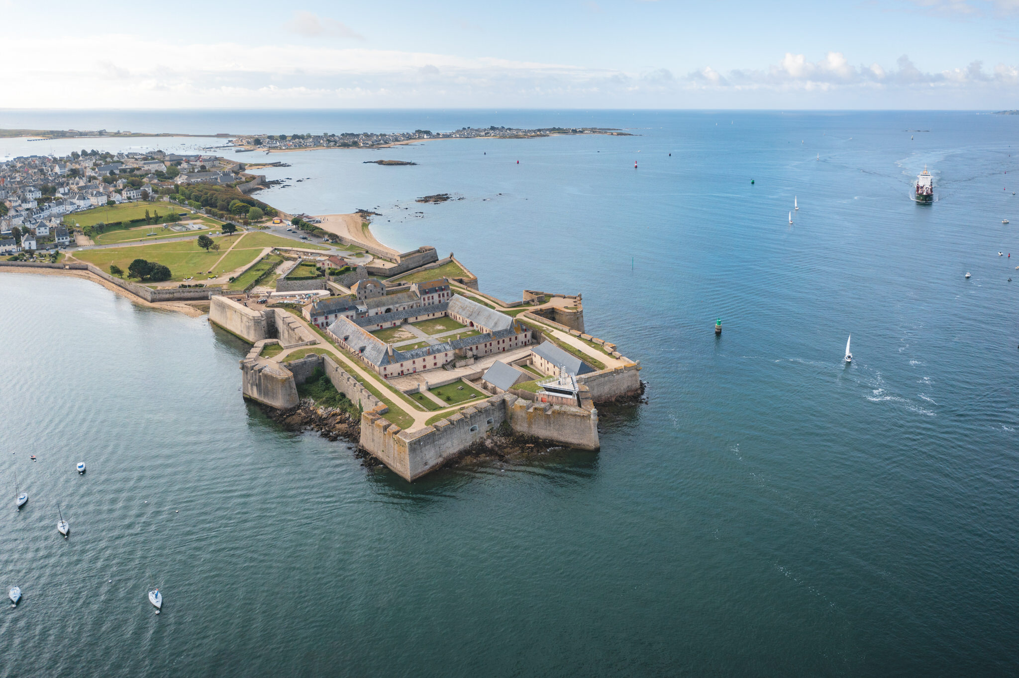 Vue aérienne de la Citadelle de Port-Louis sur la rade de Lorient (Morbihan) - ©Thibault Poriel - LBST